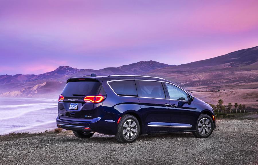  Chrysler Pacifica Hybrid Limited (RU) 2016 года  (фото 22 из 40)